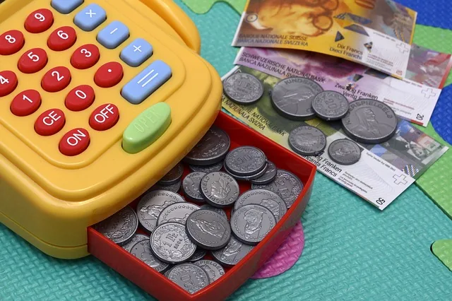 Calculadora com moedas e notas representando administração de caixa financeira