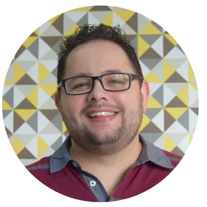 Profissional da agência de websites WX em retrato com padrão geométrico colorido