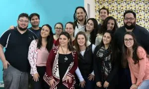 Time da agência wx reunido em foto de grupo profissional para depoimento