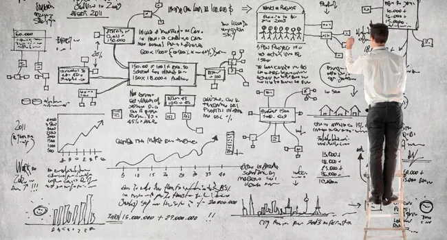 Desenho de mapa mental em papel com círculos conectados estruturando análise de cenários