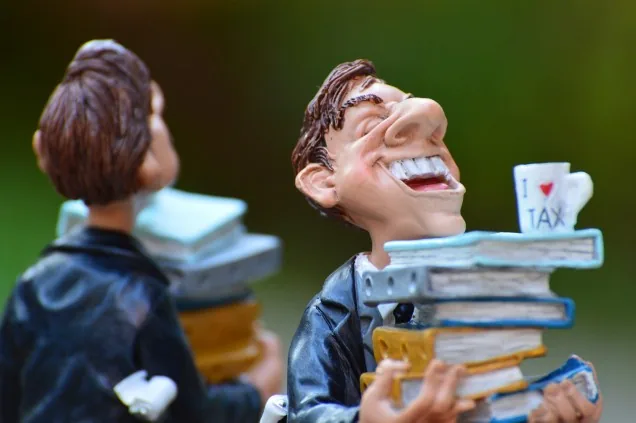 Personagens carregando livros e documento de imposto descrevendo carga tributária