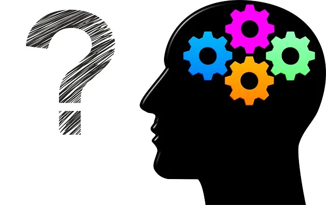 Silhueta com engrenagens coloridas dentro representando ativos intangíveis e inteligência