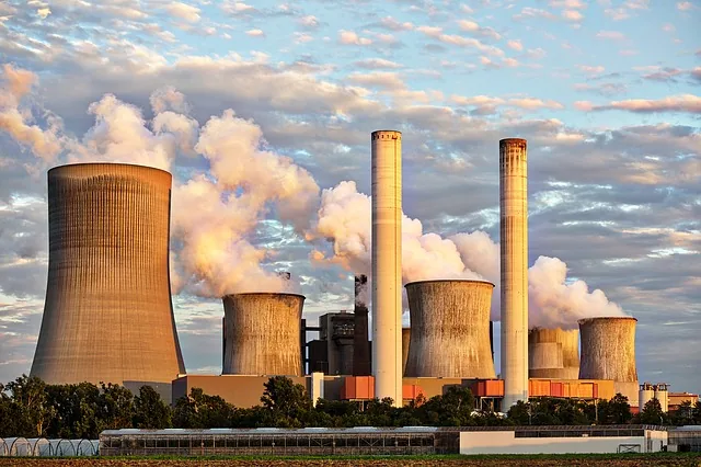 Torres refrigeração usina industrial céu azul balanço social de uma empresa