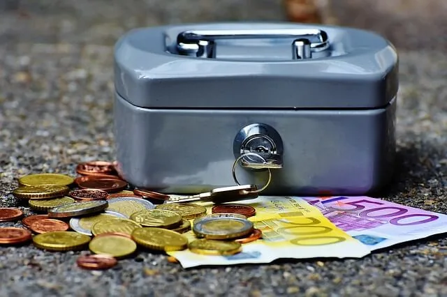 Figura 3D de empresário pescando símbolo de dólar usando simulador BNDES automático