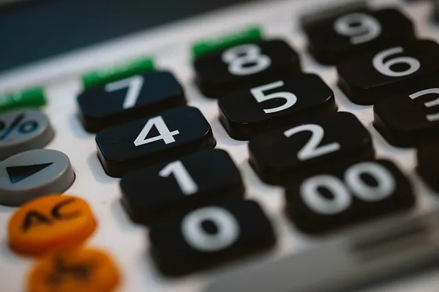 Teclas numéricas de calculadora destacando números para consolidação de balanços