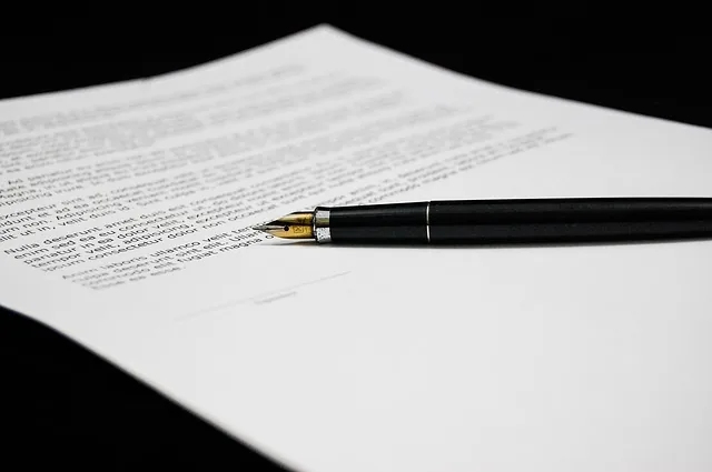 Caneta tinteiro preta sobre documento contábil consolidado com exemplos de demonstrações