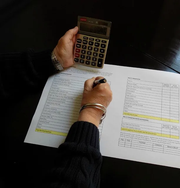 Mão apontando documento destacado caneta contabilidade financeira gerencial formulário