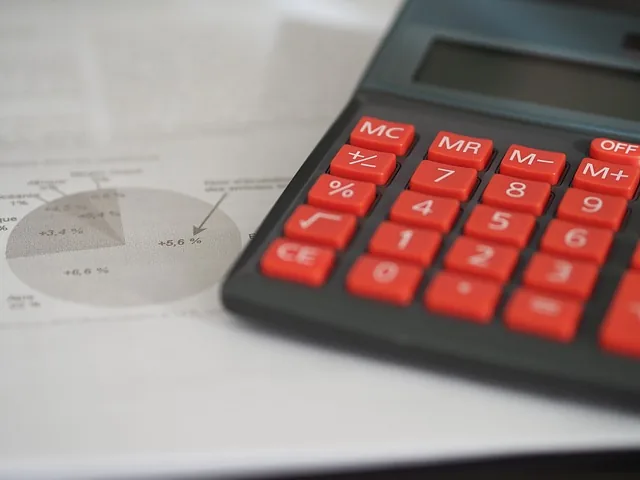 Calculadora vermelha documento gráfico análise contabilidade gerencial e financeira