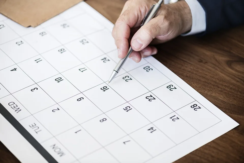 Profissional preenchendo calendário de fluxo de caixa diário com planejamento adequado