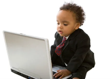 Criança digitando em laptop preparada para gestão do orçamento empresarial
