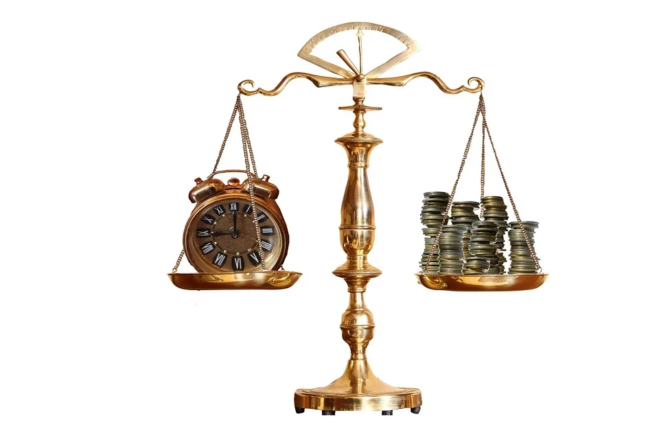 Balança equilibrando dinheiro e tempo representando custo de capital terceiros