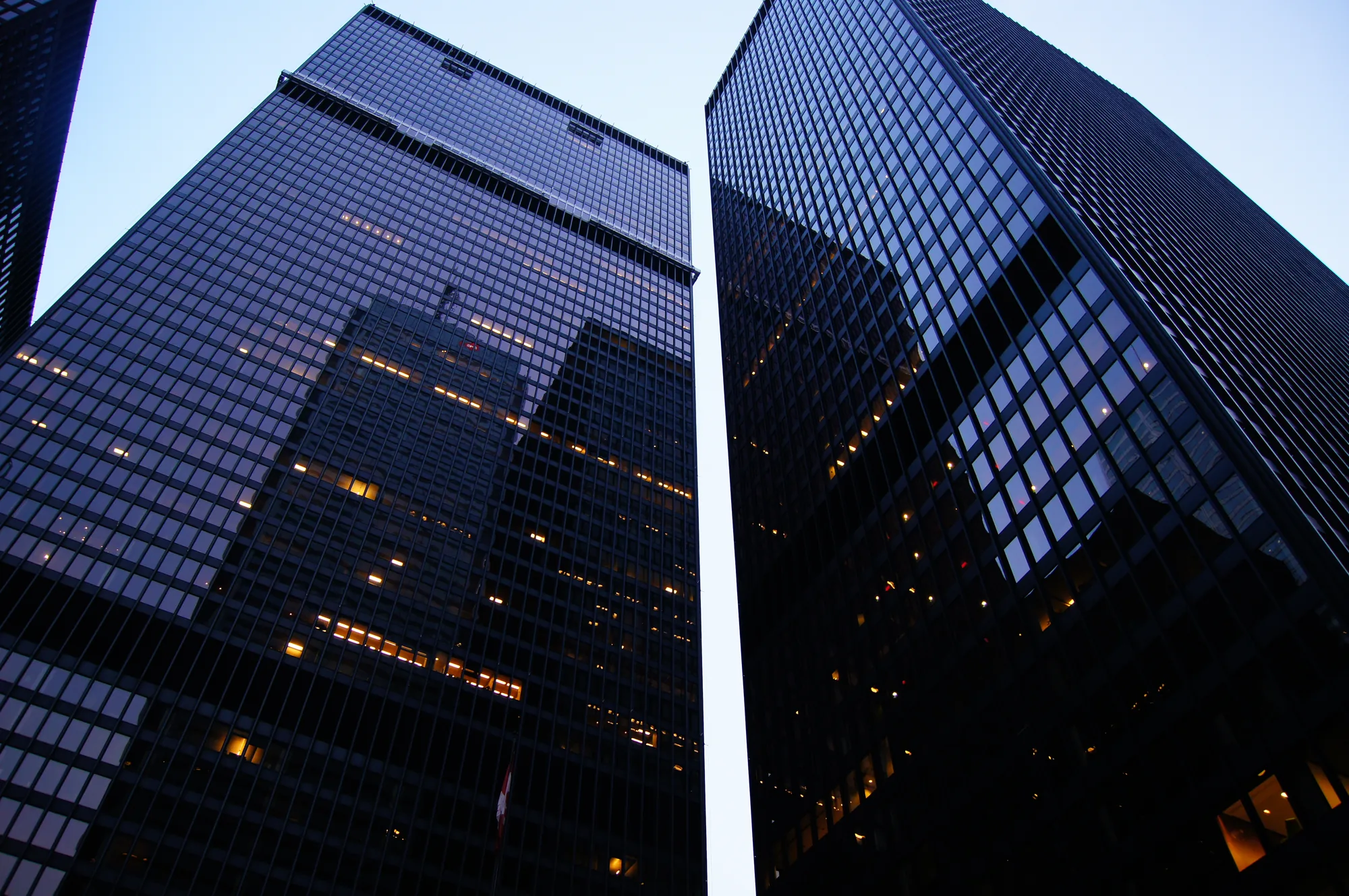 Edifícios de negócios noturnos refletidos demonstrando estrutura de empresas me ltda