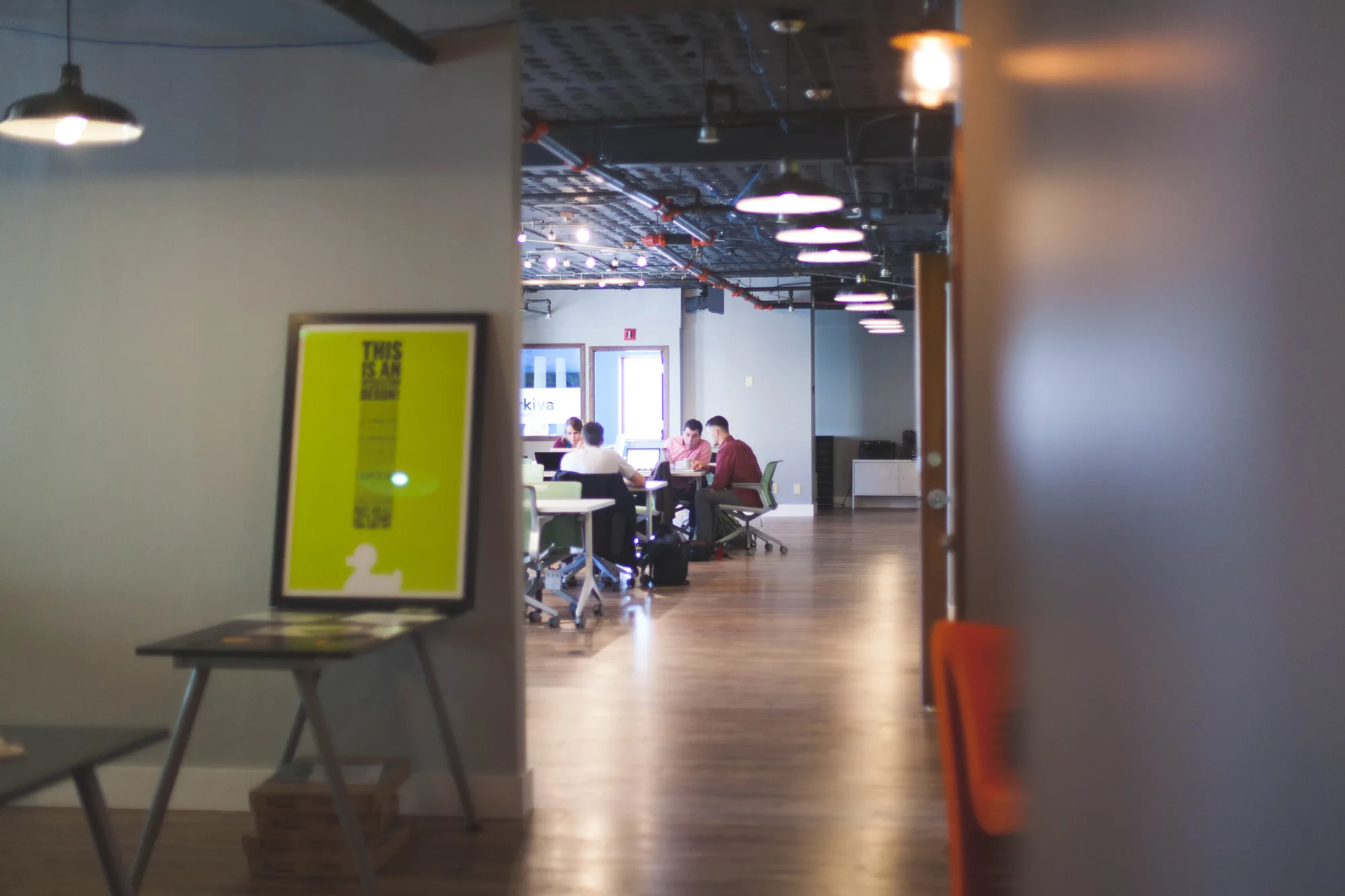 Escritório corporativo moderno com neon verde mostrando ambiente de empresas mei me ltda