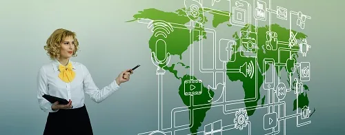 Mulher apontando mapa-múndi verde ícones negócio diretora de marketing estratégia