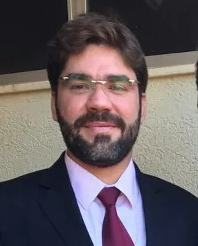 Executivo em terno roxo discutindo estratégias de gestão de dívida empresarial com segurança e confiança
