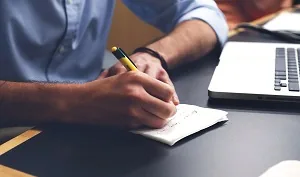 Mãos assinando documento ilustrando escala patrimonial e formalização contábil
