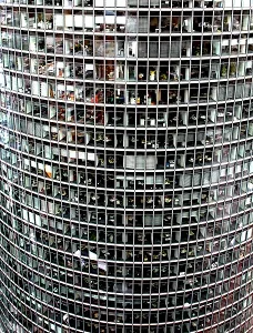 Torre cilíndrica em espiral representando estrutura e gestão de patrimônio empresarial