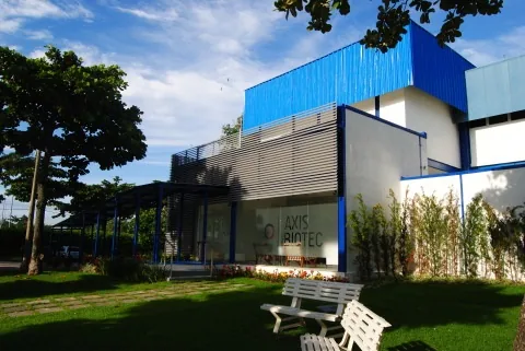Sede Axis Biotec vista lateral com terreno verde arquitetura contemporânea