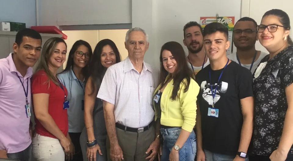 Profissionais do Hospital Incar em ambiente corporativo iluminado