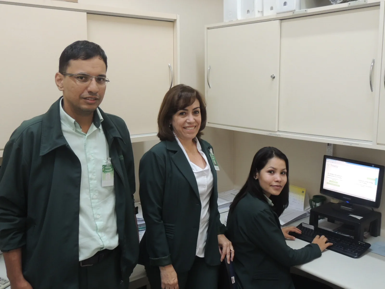 Equipe controladoria Unimed Araçatuba posando em escritório