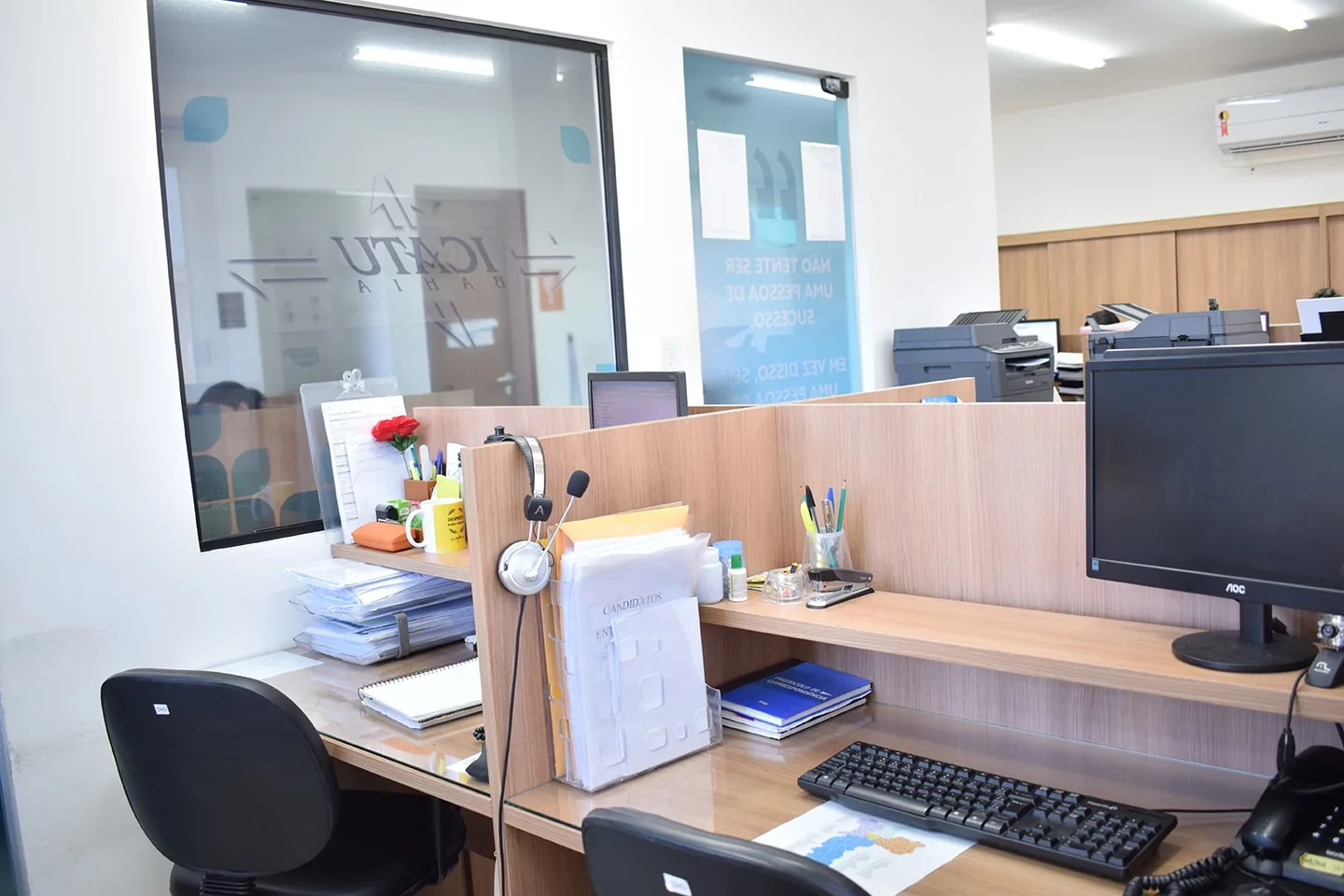 Escritório corporativo moderno mesas computadores icatu brasil