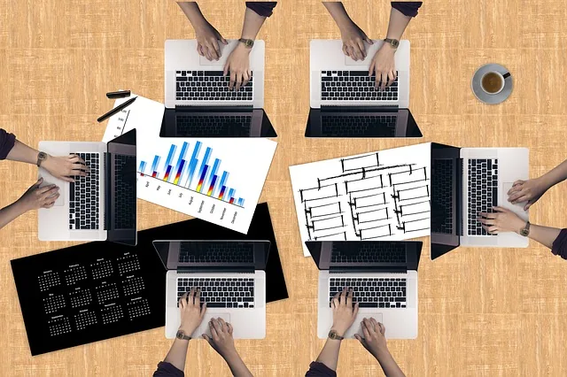 Mulher segurando smartphone com ganhos de cédulas ilustra benefícios da elaboração de orçamento