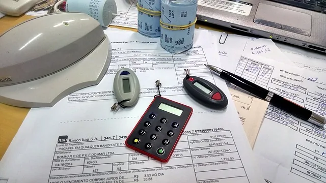 Equipe profissional analisando gráficos e estrutura do orçamento inicial de empresa