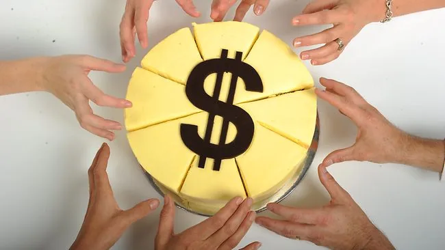 Mãos com círculo amarelo e símbolo dólar representando imagem de contribuição