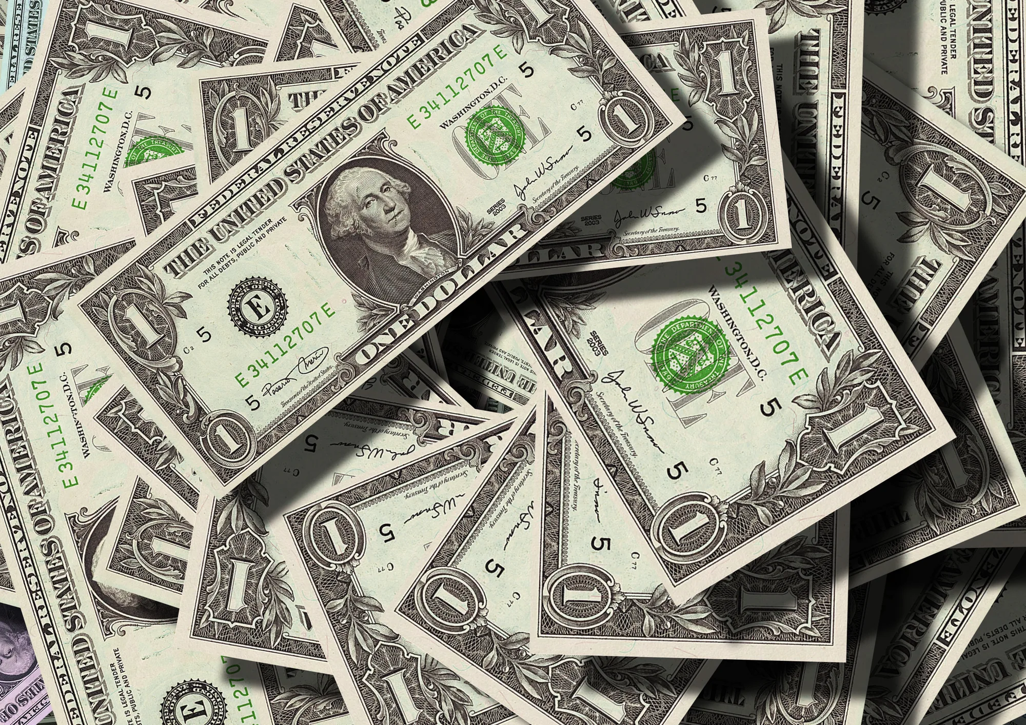 Notas de dólar em dinheiro representando dados economicos e indicadores financeiros