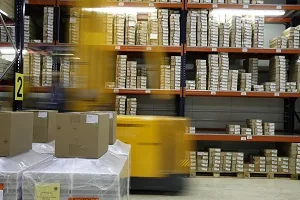 Prateleira com caixas armazenadas em depósito destacando IPI imposto sobre produtos industrializados