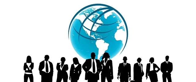 Mãos escrevendo business plan sobre notas dinheiro verde mostrando IPO o que é como funciona