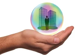 Mão segurando edifício esfera holográfica gestão propriedades urbanas imposto sobre serviço