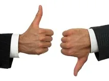 Mãos com polegares para cima e baixo ilustrando avaliação de kpi key performance indicators