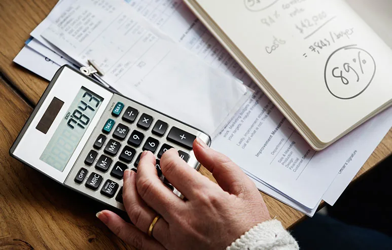 Comparativo lucro real x lucro presumido com calculadora sobre documentos financeiros