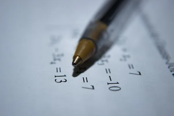 Cálculo matemática financeira com fórmulas juros compostos análise