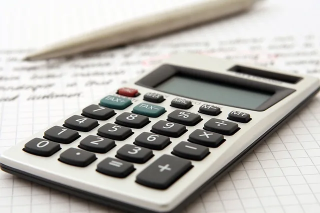 Ilustração visual o que é matematica financeira com fórmulas cálculos