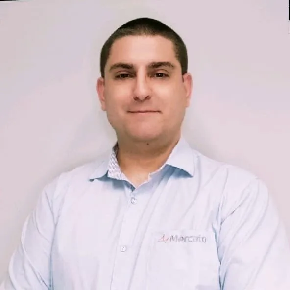 Jefferson analista financeiro da Mercato em foto profissional grátis 2025