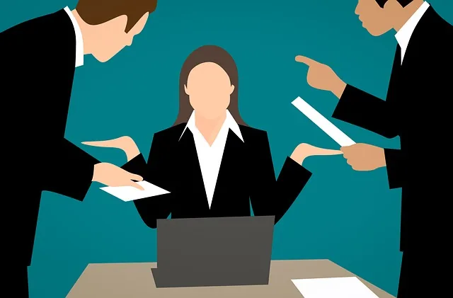 Equipe de negócios em dinâmica de priorização representando múltiplas demandas simultâneas