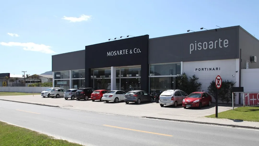 Fachada corporativa da Mosarte Tijucas com vitrine em vidro estacionamento frontal