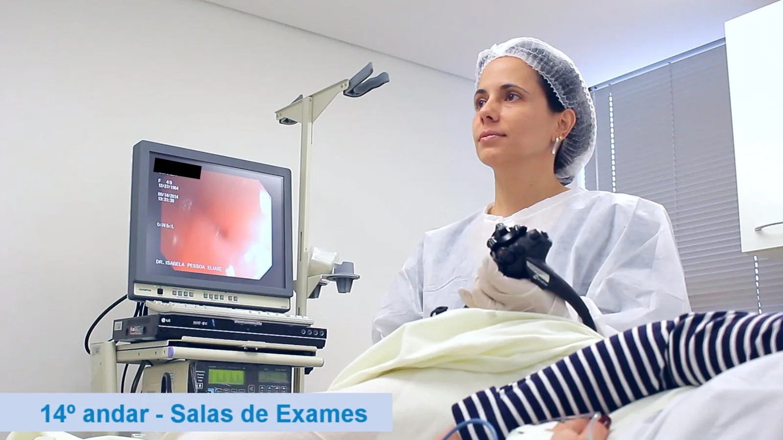 Equipe profissionais saúde NEDG em sala procedimentos médicos gestão orçamentária
