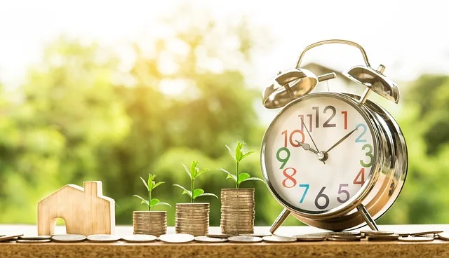 Relógio vintage com moedas empilhadas em crescimento simbolizando aumento de faturamento