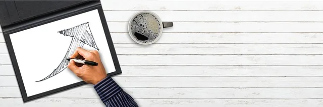 Mesa trabalho com laptop tablet e caderno mostrando diagrama para aumentar o lucro