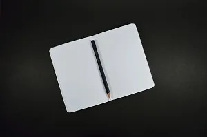 Caderno com caneta aberta representando planejamento e análise do valor anual uniforme equivalente