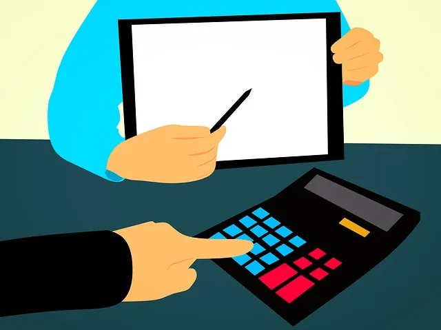 Mãos com tablet colorido demonstrando fundamentos de gestão financeira para ONGs de forma prática