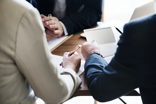 Definição do Organograma Orçamentário Profissional escrevendo anotações departamento financeiro organograma planejamento