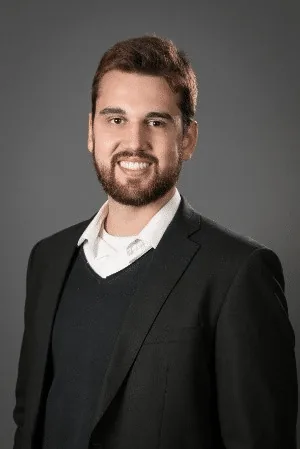 Matheus palestrante Microsoft de planejamento para 2020 em terno apresentando