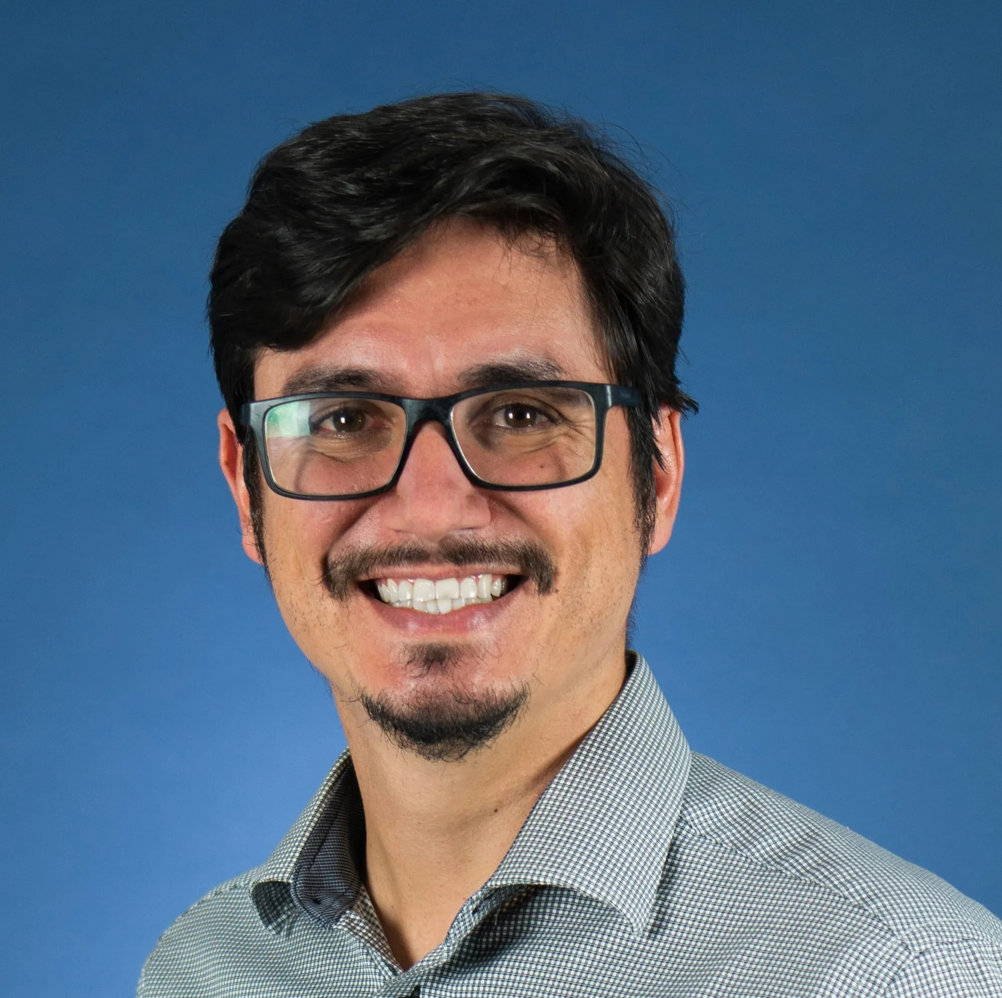 Vítor Peçanha palestrante de planejamento para 2020 em retrato com fundo azul