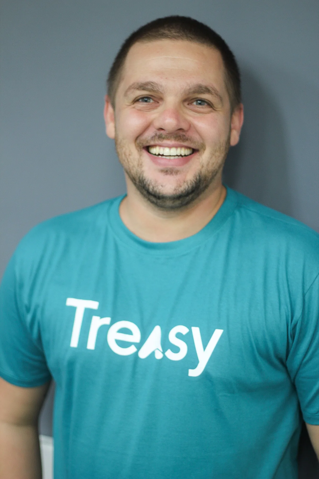 Gilles de Paula CEO Treasy em planejamento para 2020 com camiseta verde