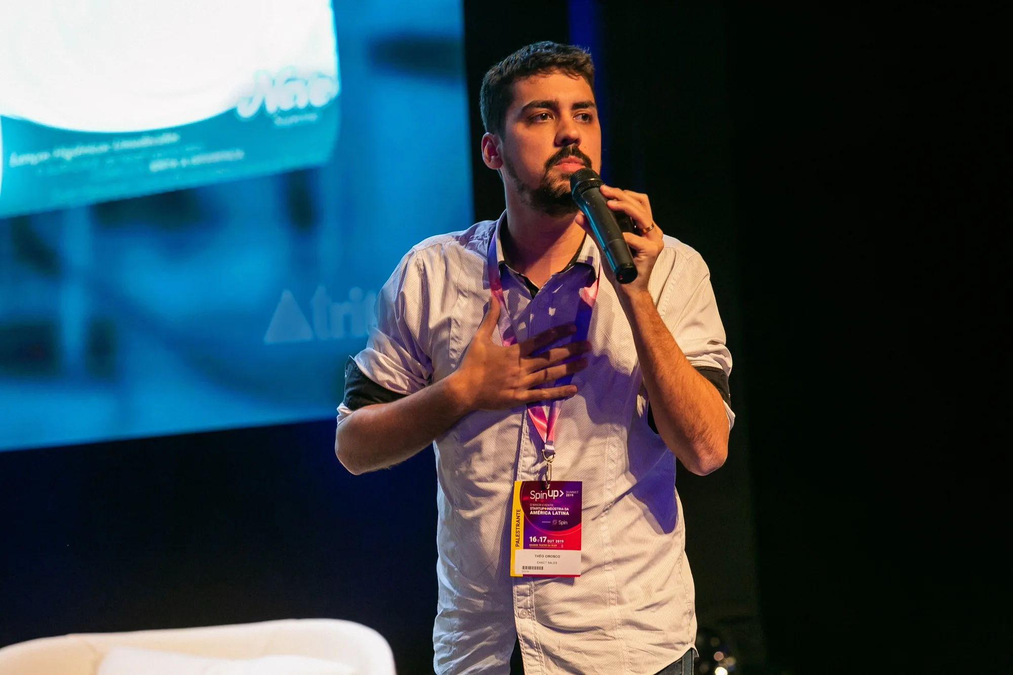 Theo Orosco palestrante de planejamento para 2020 em terno apresentando evento