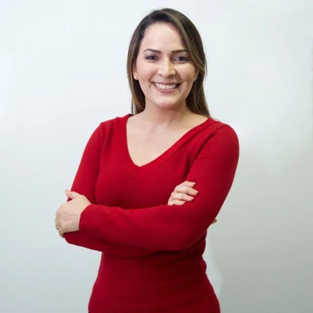 Fernanda Rocha palestrante sobre planejamento para 2020 com cabelo louro comprido
